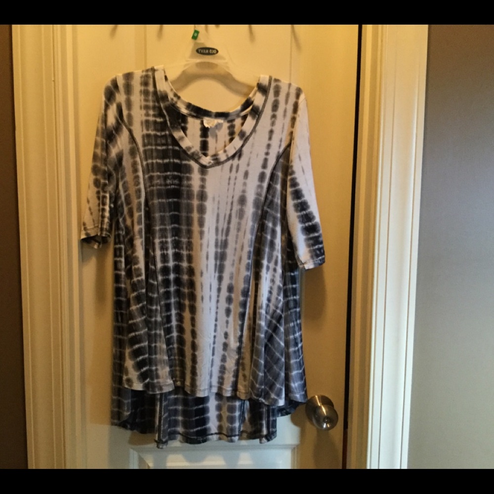 Lucy & Laurel top size large